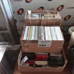 LOTE 440 - 01 LOTE COM GRANDE QUANTIDADE DE DVD E FITAS CASSETE DE TÍTULOS DIVERSOS. (NO ESTADO, LEILÃO NÃO TEM GARANTIA E NEM DEVOLUÇÃO, SUJEITO A POSSÍVEIS AVARIAS VISÍVEIS/OCULTAS E/OU AUSÊNCIA DE COMPONENTES).