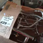 LOTE 429 - 02 TORNEIRAS EM METAL E VÁRIOS ACESSÓRIOS MARCAS E MODELOS DIVERSOS. (NO ESTADO, LEILÃO NÃO TEM GARANTIA E NEM DEVOLUÇÃO, SUJEITO A POSSÍVEIS AVARIAS VISÍVEIS/OCULTAS E/OU AUSÊNCIA DE COMPONENTES).