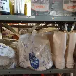 LOTE 173 - 06 PARES DE BOTINAS EM PVC NA COR BRANCA Nº34, 01 NÚMERO 36 E 01 NA COR PRETA Nº40 MARCAS DIVERSAS. (NO ESTADO, LEILÃO NÃO TEM GARANTIA E NEM DEVOLUÇÃO, SUJEITO A POSSÍVEIS AVARIAS VISÍVEIS/OCULTAS E/OU AUSÊNCIA DE COMPONENTES).