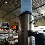 LOTE 265 - 01 BEBEDOURO PARA GARRAFÃO EM AÇO ESCOVADO 110V. (NO ESTADO, LEILÃO NÃO TEM GARANTIA E NEM DEVOLUÇÃO, SUJEITO A POSSÍVEIS AVARIAS VISÍVEIS/OCULTAS E/OU AUSÊNCIA DE COMPONENTES).