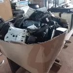 LOTE 339 - 01 LOTE COM GRANDE QUANTIDADE DE CAIXINHAS DE SOM PARA HOME THEATER E APARELHOS DE TELEFONE MARCAS E MODELOS DIVERSOS. (NO ESTADO, LEILÃO NÃO TEM GARANTIA E NEM DEVOLUÇÃO, SUJEITO A POSSÍVEIS AVARIAS VISÍVEIS/OCULTAS E/OU AUSÊNCIA DE COMPONENTES).