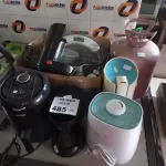 LOTE 485 - 02 UMIDIFICADORES DE AR, 02 CAFETEIRAS, 01 AIR FRY, 01 BOTIJÃO DE GÁS R22 VAZIO, 01 BALANÇA DE USO DOMÉSTICO E VÁRIAS PEÇAS PARA ESPREMEDORES DE CITRUS INCOMPLETOS. (NO ESTADO, LEILÃO NÃO TEM GARANTIA E NEM DEVOLUÇÃO, SUJEITO A POSSÍVEIS AVARIAS VISÍVEIS/OCULTAS E/OU AUSÊNCIA DE COMPONENTES).