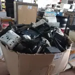 LOTE 339 - 01 LOTE COM GRANDE QUANTIDADE DE CAIXINHAS DE SOM PARA HOME THEATER E APARELHOS DE TELEFONE MARCAS E MODELOS DIVERSOS. (NO ESTADO, LEILÃO NÃO TEM GARANTIA E NEM DEVOLUÇÃO, SUJEITO A POSSÍVEIS AVARIAS VISÍVEIS/OCULTAS E/OU AUSÊNCIA DE COMPONENTES).