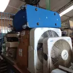 LOTE 389 - 01 MALA DE VIAGEM E VÁRIOS VENTILADORES MARCAS E MODELOS DIVERSOS. (NO ESTADO, LEILÃO NÃO TEM GARANTIA E NEM DEVOLUÇÃO, SUJEITO A POSSÍVEIS AVARIAS VISÍVEIS/OCULTAS E/OU AUSÊNCIA DE COMPONENTES).