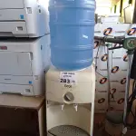 LOTE 283 - 01 BEBEDOURO PARA GARRAFÃO 220V. (NO ESTADO, LEILÃO NÃO TEM GARANTIA E NEM DEVOLUÇÃO, SUJEITO A POSSÍVEIS AVARIAS VISÍVEIS/OCULTAS E/OU AUSÊNCIA DE COMPONENTES).