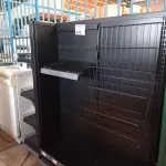 LOTE 442 - 01 EXPOSITOR DE MERCADORIAS EM METAL. (NO ESTADO, LEILÃO NÃO TEM GARANTIA E NEM DEVOLUÇÃO, SUJEITO A POSSÍVEIS AVARIAS VISÍVEIS/OCULTAS E/OU AUSÊNCIA DE COMPONENTES).