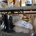 LOTE 173 - 06 PARES DE BOTINAS EM PVC NA COR BRANCA Nº34, 01 NÚMERO 36 E 01 NA COR PRETA Nº40 MARCAS DIVERSAS. (NO ESTADO, LEILÃO NÃO TEM GARANTIA E NEM DEVOLUÇÃO, SUJEITO A POSSÍVEIS AVARIAS VISÍVEIS/OCULTAS E/OU AUSÊNCIA DE COMPONENTES).