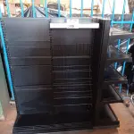 LOTE 386 - 01 EXPOSITOR DE MERCADORIAS EM METAL. (NO ESTADO, LEILÃO NÃO TEM GARANTIA E NEM DEVOLUÇÃO, SUJEITO A POSSÍVEIS AVARIAS VISÍVEIS/OCULTAS E/OU AUSÊNCIA DE COMPONENTES).