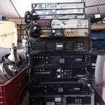 LOTE 484 - 05 VIDEOCASSETES E 05 APARELHOS DE DVD MARCAS E MODELOS DIVERSOS. (NO ESTADO, LEILÃO NÃO TEM GARANTIA E NEM DEVOLUÇÃO, SUJEITO A POSSÍVEIS AVARIAS VISÍVEIS/OCULTAS E/OU AUSÊNCIA DE COMPONENTES).