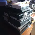 LOTE 489 - 12 APARELHOS DE DVD E 03 VIDEOCASSETES MARCAS E MODELOS DIVERSOS. (NO ESTADO, LEILÃO NÃO TEM GARANTIA E NEM DEVOLUÇÃO, SUJEITO A POSSÍVEIS AVARIAS VISÍVEIS/OCULTAS E/OU AUSÊNCIA DE COMPONENTES).
