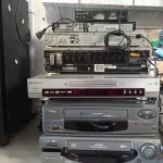 LOTE 433 - 01 LOTE COM VÁRIOS APARELHOS DE DVD E VIDEOCASSETE MARCAS E MODELOS DIVERSOS. (NO ESTADO, LEILÃO NÃO TEM GARANTIA E NEM DEVOLUÇÃO, SUJEITO A POSSÍVEIS AVARIAS VISÍVEIS/OCULTAS E/OU AUSÊNCIA DE COMPONENTES).
