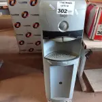LOTE 302 - 01 BEBEDOURO PARA GARRAFÃO 220V. (NO ESTADO, LEILÃO NÃO TEM GARANTIA E NEM DEVOLUÇÃO, SUJEITO A POSSÍVEIS AVARIAS VISÍVEIS/OCULTAS E/OU AUSÊNCIA DE COMPONENTES).