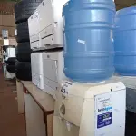 LOTE 283 - 01 BEBEDOURO PARA GARRAFÃO 220V. (NO ESTADO, LEILÃO NÃO TEM GARANTIA E NEM DEVOLUÇÃO, SUJEITO A POSSÍVEIS AVARIAS VISÍVEIS/OCULTAS E/OU AUSÊNCIA DE COMPONENTES).