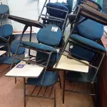 LOTE 596 - 10 CADEIRAS DE AUDITÓRIO. (NO ESTADO, LEILÃO NÃO TEM GARANTIA E NEM DEVOLUÇÃO, SUJEITO A POSSÍVEIS AVARIAS VISÍVEIS/OCULTAS E/OU AUSÊNCIA DE COMPONENTES).