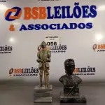 LOTE 056 - 01 BUSTO DA JUSTIÇA E 01 CAVALEIRO COM ARMADURA DO SÉCULO XVI. (NO ESTADO, LEILÃO NÃO TEM GARANTIA E NEM DEVOLUÇÃO, SUJEITO A POSSÍVEIS AVARIAS VISÍVEIS/OCULTAS E/OU AUSÊNCIA DE COMPONENTES).