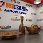LOTE 039 - 01 PRATO EM COBRE DECORATIVO ,01 TACHO EM COBRE DECORATIVO E 01 JARRA EM COBRE DECORATIVO. (NO ESTADO, LEILÃO NÃO TEM GARANTIA E NEM DEVOLUÇÃO, SUJEITO A POSSÍVEIS AVARIAS VISÍVEIS/OCULTAS E/OU AUSÊNCIA DE COMPONENTES).