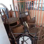LOTE 617 - 01 LONGARINA 02 LUGARES E 06 CADEIRAS DE FERRO E FIBRA SINTÉTICA. (NO ESTADO, LEILÃO NÃO TEM GARANTIA E NEM DEVOLUÇÃO, SUJEITO A POSSÍVEIS AVARIAS VISÍVEIS/OCULTAS E/OU AUSÊNCIA DE COMPONENTES).
