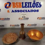 LOTE 039 - 01 PRATO EM COBRE DECORATIVO ,01 TACHO EM COBRE DECORATIVO E 01 JARRA EM COBRE DECORATIVO. (NO ESTADO, LEILÃO NÃO TEM GARANTIA E NEM DEVOLUÇÃO, SUJEITO A POSSÍVEIS AVARIAS VISÍVEIS/OCULTAS E/OU AUSÊNCIA DE COMPONENTES).