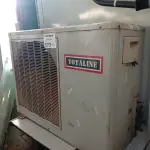 LOTE 573 - 01 CONDENSADORA MARCA TOTALINE 11.000BTU 220V. (NO ESTADO, LEILÃO NÃO TEM GARANTIA E NEM DEVOLUÇÃO, SUJEITO A POSSÍVEIS AVARIAS VISÍVEIS/OCULTAS E/OU AUSÊNCIA DE COMPONENTES).