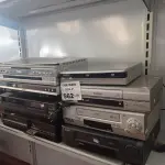 LOTE 562 - 05 APARELHOS DE DVD E 05 VIDEOCASSETES MARCAS E MODELOS DIVERSOS. (NO ESTADO, LEILÃO NÃO TEM GARANTIA E NEM DEVOLUÇÃO, SUJEITO A POSSÍVEIS AVARIAS VISÍVEIS/OCULTAS E/OU AUSÊNCIA DE COMPONENTES).