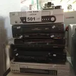 LOTE 501 - 01 APARELHOS DE VIDEOCASSETE E 01 VIDEOKÊ. (NO ESTADO, LEILÃO NÃO TEM GARANTIA E NEM DEVOLUÇÃO, SUJEITO A POSSÍVEIS AVARIAS VISÍVEIS/OCULTAS E/OU AUSÊNCIA DE COMPONENTES).