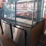 LOTE 579 - 01 BALCÃO EXPOSITOR REFRIGERADO SEM O MOTOR. (NO ESTADO, LEILÃO NÃO TEM GARANTIA E NEM DEVOLUÇÃO, SUJEITO A POSSÍVEIS AVARIAS VISÍVEIS/OCULTAS E/OU AUSÊNCIA DE COMPONENTES).