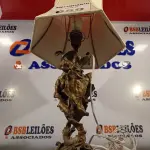 LOTE 059 - 01 ABAJUR DE ANJOS. (NO ESTADO, LEILÃO NÃO TEM GARANTIA E NEM DEVOLUÇÃO, SUJEITO A POSSÍVEIS AVARIAS VISÍVEIS/OCULTAS E/OU AUSÊNCIA DE COMPONENTES).