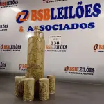 LOTE 038 - 01 GARRAFA PARA VINHO /LICOR COM 05 COPOS PARA DECORAÇÃO. (NO ESTADO, LEILÃO NÃO TEM GARANTIA E NEM DEVOLUÇÃO, SUJEITO A POSSÍVEIS AVARIAS VISÍVEIS/OCULTAS E/OU AUSÊNCIA DE COMPONENTES).
