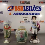 LOTE 036 - 01 COPO ,01 ESTATUETA E 01 JARRO EM CERÂMICA PARA DECORAÇÃO. (NO ESTADO, LEILÃO NÃO TEM GARANTIA E NEM DEVOLUÇÃO, SUJEITO A POSSÍVEIS AVARIAS VISÍVEIS/OCULTAS E/OU AUSÊNCIA DE COMPONENTES).