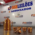 LOTE 057 - 01 BULE DE CAFÉ EM COBRE COM 04 XICARAS E 01 FUNIL. (NO ESTADO, LEILÃO NÃO TEM GARANTIA E NEM DEVOLUÇÃO, SUJEITO A POSSÍVEIS AVARIAS VISÍVEIS/OCULTAS E/OU AUSÊNCIA DE COMPONENTES).