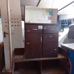 LOTE 593 - 01 RACK E 01 BALCÃO CAIXA PEQUENO EM MADEIRA. (NO ESTADO, LEILÃO NÃO TEM GARANTIA E NEM DEVOLUÇÃO, SUJEITO A POSSÍVEIS AVARIAS VISÍVEIS/OCULTAS E/OU AUSÊNCIA DE COMPONENTES).