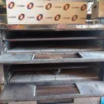 LOTE 116 - 01 FORNO ELÉTRICO INDUSTRIAL 90X70 MARCA METALMAQ/SÉRIE90 C/ 03 CÂMARAS 220V. MEDIDAS: 115X60X85. MEDIDA EXTERNAMENTE POR CÂMARA: PROFUNDIDADE 81CM, COMPRIMENTO 110CM E ALTURA 60CM E  MEDIDA INTERNAMENTE POR CÂMARA: PROFUNDIDADE 70CM, COMPRIMENTO 90CM E ALTURA 20CM. COM PEDRAS REFRATÁRIAS, BASE INCLUSA.FUNCIONANDO PERFEITAMENTE. (NO ESTADO, LEILÃO NÃO TEM GARANTIA E NEM DEVOLUÇÃO, SUJEITO A POSSÍVEIS AVARIAS VISÍVEIS/OCULTAS E/OU AUSÊNCIA DE COMPONENTES).