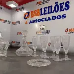 LOTE 009 - 01 BOMBONIERE ,01 GARRAFA PARA LICOR/WHISKY E 06 TAÇAS PARA CHAMPANHE.  (NO ESTADO, LEILÃO NÃO TEM GARANTIA E NEM DEVOLUÇÃO, SUJEITO A POSSÍVEIS AVARIAS VISÍVEIS/OCULTAS E/OU AUSÊNCIA DE COMPONENTES).