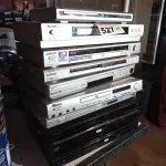 LOTE 527 - 10 APARELHOS DE DVD MARCAS E MODELOS DIVERSOS. (NO ESTADO, LEILÃO NÃO TEM GARANTIA E NEM DEVOLUÇÃO, SUJEITO A POSSÍVEIS AVARIAS VISÍVEIS/OCULTAS E/OU AUSÊNCIA DE COMPONENTES).