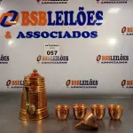 LOTE 057 - 01 BULE DE CAFÉ EM COBRE COM 04 XICARAS E 01 FUNIL. (NO ESTADO, LEILÃO NÃO TEM GARANTIA E NEM DEVOLUÇÃO, SUJEITO A POSSÍVEIS AVARIAS VISÍVEIS/OCULTAS E/OU AUSÊNCIA DE COMPONENTES).