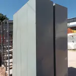LOTE 622 - 02 ARMÁRIOS ROUPEIRO EM AÇO COM 08 PORTAS DE MADEIRA CADA. (NO ESTADO, LEILÃO NÃO TEM GARANTIA E NEM DEVOLUÇÃO, SUJEITO A POSSÍVEIS AVARIAS VISÍVEIS/OCULTAS E/OU AUSÊNCIA DE COMPONENTES).