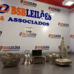 LOTE 040 - 01 GARRAFA EM PRA, 01 BAÚ PORTA JOIAS ,01 SINO EM PRATA ,02 PORTAS JOIAS. (NO ESTADO, LEILÃO NÃO TEM GARANTIA E NEM DEVOLUÇÃO, SUJEITO A POSSÍVEIS AVARIAS VISÍVEIS/OCULTAS E/OU AUSÊNCIA DE COMPONENTES).