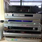 LOTE 524 - 05 APARELHOS DE DVD E 04 VIDEOCASSETES MARCAS E MODELOS DIVERSOS. (NO ESTADO, LEILÃO NÃO TEM GARANTIA E NEM DEVOLUÇÃO, SUJEITO A POSSÍVEIS AVARIAS VISÍVEIS/OCULTAS E/OU AUSÊNCIA DE COMPONENTES).