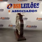 LOTE 043 - 01 RELÓGIO ANTIGO EM PRATA E MADEIRA PARA DECORAÇÃO. (NO ESTADO, LEILÃO NÃO TEM GARANTIA E NEM DEVOLUÇÃO, SUJEITO A POSSÍVEIS AVARIAS VISÍVEIS/OCULTAS E/OU AUSÊNCIA DE COMPONENTES).