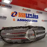 LOTE 581 - 01 GRADE DA VAN MERCEDES BENS. (NO ESTADO, LEILÃO NÃO TEM GARANTIA E NEM DEVOLUÇÃO, SUJEITO A POSSÍVEIS AVARIAS VISÍVEIS/OCULTAS E/OU AUSÊNCIA DE COMPONENTES).