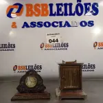 LOTE 044 - 02 RELÓGIOS ANTIGOS SENDO 01 EM MADEIRA PARA DECORAÇÃO. (NO ESTADO, LEILÃO NÃO TEM GARANTIA E NEM DEVOLUÇÃO, SUJEITO A POSSÍVEIS AVARIAS VISÍVEIS/OCULTAS E/OU AUSÊNCIA DE COMPONENTES).