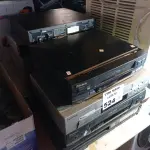 LOTE 524 - 05 APARELHOS DE DVD E 04 VIDEOCASSETES MARCAS E MODELOS DIVERSOS. (NO ESTADO, LEILÃO NÃO TEM GARANTIA E NEM DEVOLUÇÃO, SUJEITO A POSSÍVEIS AVARIAS VISÍVEIS/OCULTAS E/OU AUSÊNCIA DE COMPONENTES).
