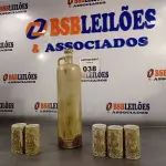 LOTE 038 - 01 GARRAFA PARA VINHO /LICOR COM 05 COPOS PARA DECORAÇÃO. (NO ESTADO, LEILÃO NÃO TEM GARANTIA E NEM DEVOLUÇÃO, SUJEITO A POSSÍVEIS AVARIAS VISÍVEIS/OCULTAS E/OU AUSÊNCIA DE COMPONENTES).