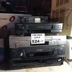 LOTE 524 - 05 APARELHOS DE DVD E 04 VIDEOCASSETES MARCAS E MODELOS DIVERSOS. (NO ESTADO, LEILÃO NÃO TEM GARANTIA E NEM DEVOLUÇÃO, SUJEITO A POSSÍVEIS AVARIAS VISÍVEIS/OCULTAS E/OU AUSÊNCIA DE COMPONENTES).