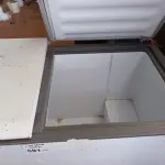 LOTE 591 - 01 FREEZER HORIZONTAL COM 02 TAMPAS. (NO ESTADO, LEILÃO NÃO TEM GARANTIA E NEM DEVOLUÇÃO, SUJEITO A POSSÍVEIS AVARIAS VISÍVEIS/OCULTAS E/OU AUSÊNCIA DE COMPONENTES).