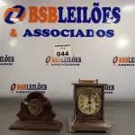 LOTE 044 - 02 RELÓGIOS ANTIGOS SENDO 01 EM MADEIRA PARA DECORAÇÃO. (NO ESTADO, LEILÃO NÃO TEM GARANTIA E NEM DEVOLUÇÃO, SUJEITO A POSSÍVEIS AVARIAS VISÍVEIS/OCULTAS E/OU AUSÊNCIA DE COMPONENTES).