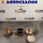 LOTE 040 - 01 GARRAFA EM PRA, 01 BAÚ PORTA JOIAS ,01 SINO EM PRATA ,02 PORTAS JOIAS. (NO ESTADO, LEILÃO NÃO TEM GARANTIA E NEM DEVOLUÇÃO, SUJEITO A POSSÍVEIS AVARIAS VISÍVEIS/OCULTAS E/OU AUSÊNCIA DE COMPONENTES).