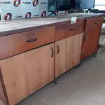 LOTE 585 - 01 BALCÃO EM MADEIRA COM 03 PORTAS E 03 GAVETAS. (NO ESTADO, LEILÃO NÃO TEM GARANTIA E NEM DEVOLUÇÃO, SUJEITO A POSSÍVEIS AVARIAS VISÍVEIS/OCULTAS E/OU AUSÊNCIA DE COMPONENTES).