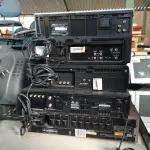 LOTE 501 - 01 APARELHOS DE VIDEOCASSETE E 01 VIDEOKÊ. (NO ESTADO, LEILÃO NÃO TEM GARANTIA E NEM DEVOLUÇÃO, SUJEITO A POSSÍVEIS AVARIAS VISÍVEIS/OCULTAS E/OU AUSÊNCIA DE COMPONENTES).