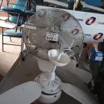 LOTE 517 - 02 VENTILADORES SENDO 01 DE TETO MARCAS E MODELOS DIVERSOS. (NO ESTADO, LEILÃO NÃO TEM GARANTIA E NEM DEVOLUÇÃO, SUJEITO A POSSÍVEIS AVARIAS VISÍVEIS/OCULTAS E/OU AUSÊNCIA DE COMPONENTES).